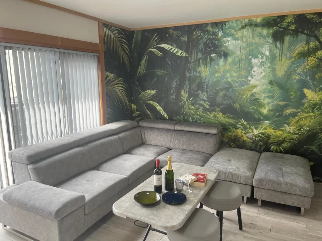 Yokkaichi Guest Houseの大型ソファリビング